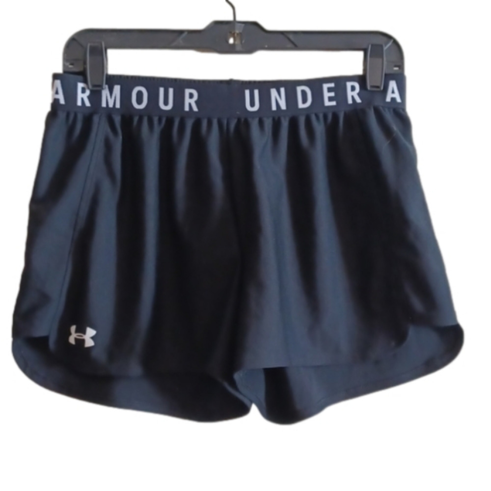 UNDER Armour loose style black and white shorts.Medium.Great used condition.